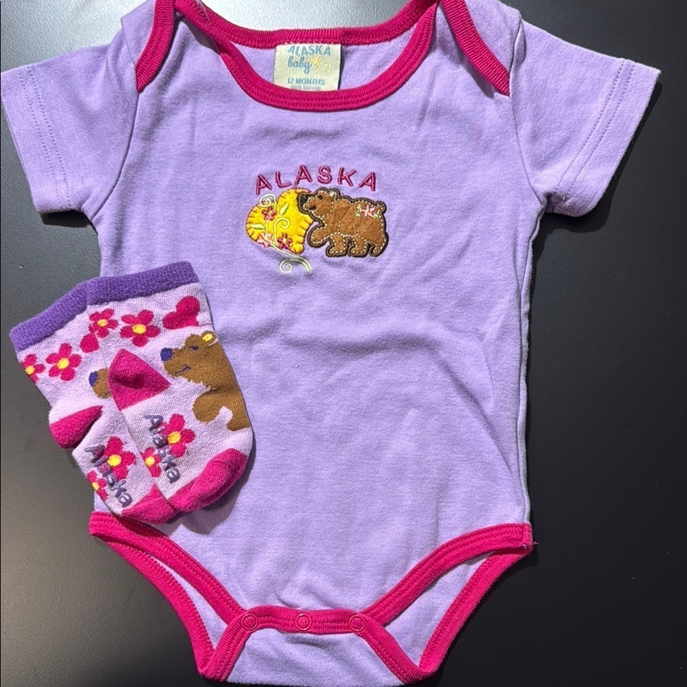 Girls size 12 mths | Alaska onesie/sock set